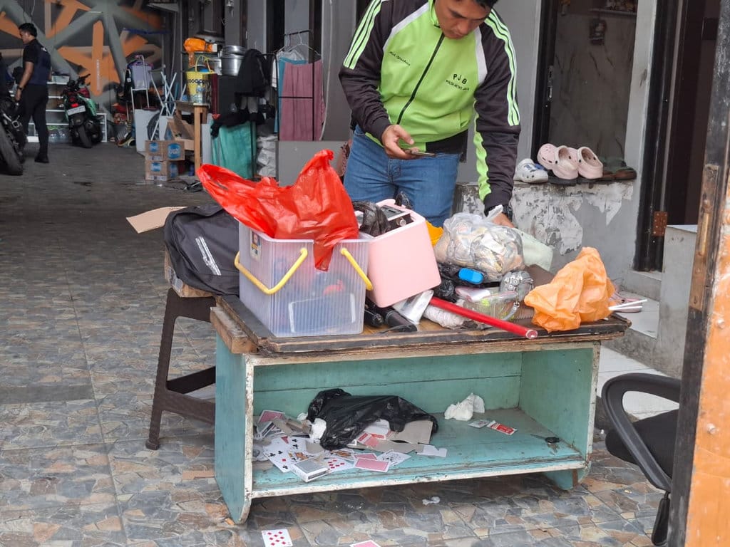 Penggerebekan di Kampung Permata alias Kampung Ambon, Jakarta Barat, oleh tim gabungan Bareskrim Polri, Polda Metro Jaya, dan BNN, Kamis (15/10/2026). tirto.id/Ayu Mumpuni Penggerebekan di Kampung Ambon