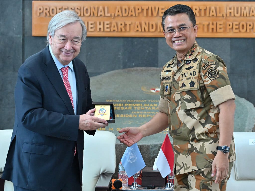 Sekretaris Jenderal Perserikatan Bangsa-Bangsa (PBB) António Guterres mengunjungi Pusat Pemeliharaan Perdamaian (PMPP) TNI di Sentul, Jawa Barat, Senin (19/10/2026). tirto.id/Rahma Dwi Safitri Sekjen PBB Kunjungi Pusat Pemeliharaan Perdamaian