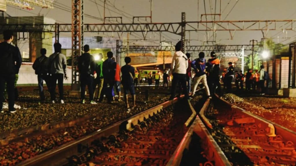 Sejumlah calon penumpang KRL melihat tawuran warga di Stasiun Manggarai, Jakarta Selatan. ANTARA FOTO/Muhammad Adimaja/pd. Tawuran Manggarai