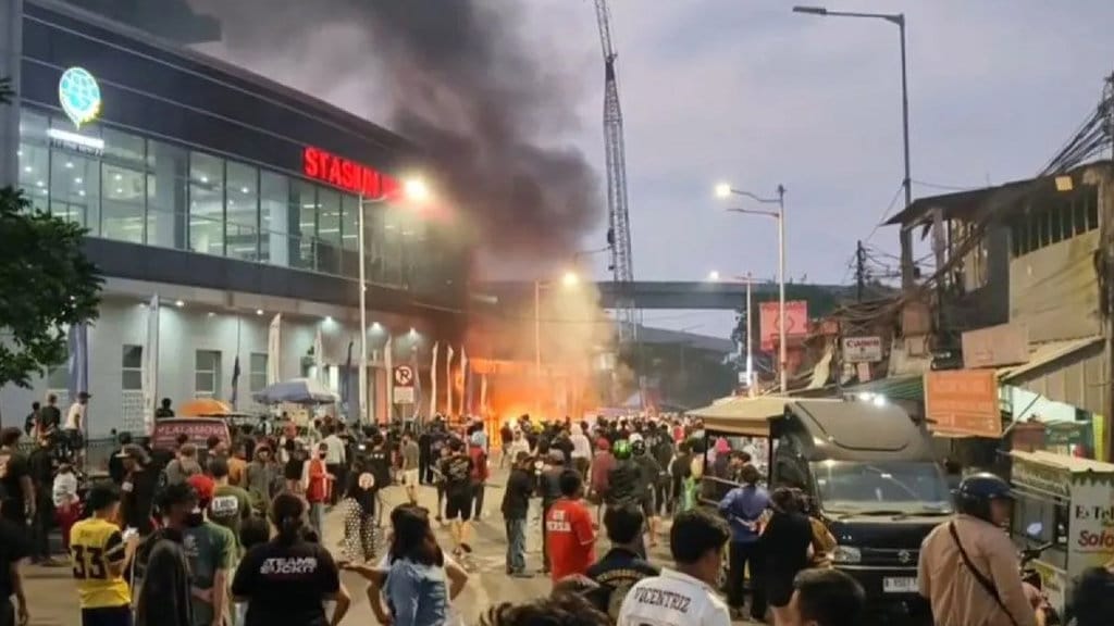 Tawuran antar kelompok pemuda terjadi di Stasiun Manggarai, Tebet, Jakarta Selatan, Minggu (18/10/2026). ANTARA/Luthfia Miranda Putri/am. Tawuran Manggarai