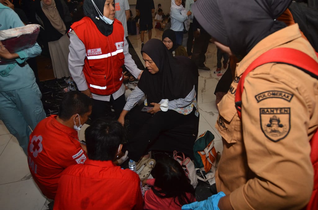 Petugas memeriksa kondisi kesehatan penumpang korban kebakaran Kapal Motor Penumpang (KMP) Batumandi usai dievakuasi di Pelabuhan Merak, Kota Cilegon, Banten, Selasa (20/10/2026). Kapal tersebut terbakar saat proses alun sandar menuju Dermaga VI Pelabuhan Merak sekitar pukul 16.15 WIB yang diduga diakibatkan percikan api dari bagian belakang kapal dan membuat ratusan penumpang harus dievakuasi. ANTARA FOTO/Rikardo/pma/YU Kebakaran KMP Batumandi di perairan Pelabuhan Merak