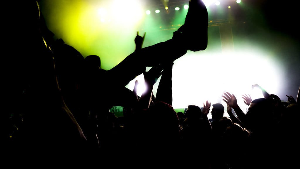 Ilustrasi penonton konser band. FOTO/iStockphoto Ilustrasi penonton konser band