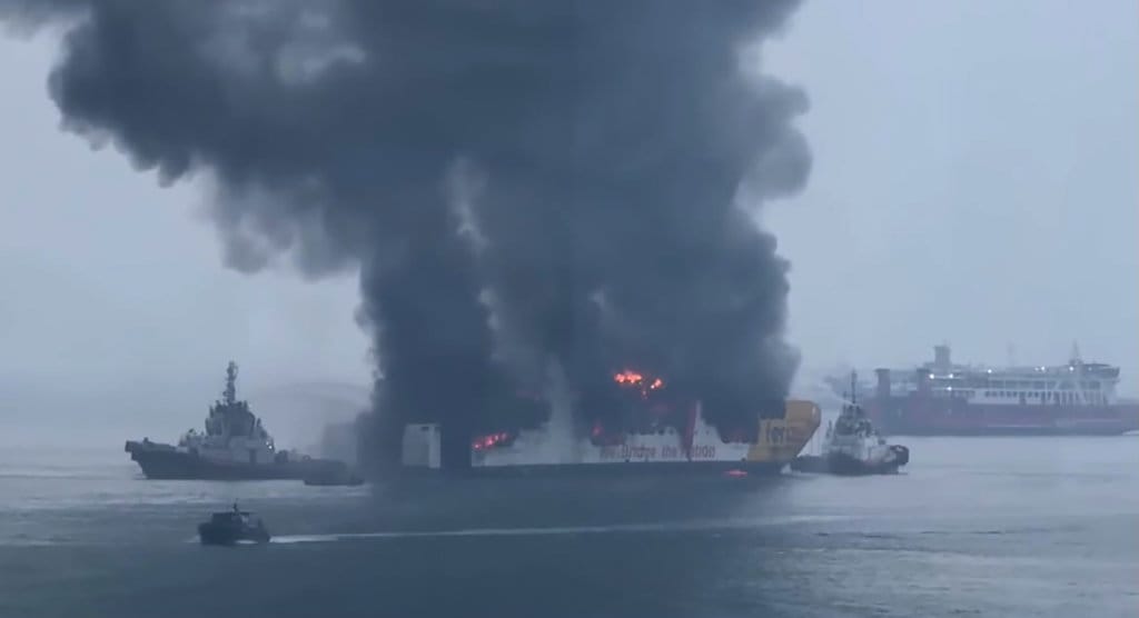 Kapal Motor Penumpang (KMP) Batumandi terbakar sekitar pukul 16.15 WIB, Selasa (20/10/2056). Peristiwa ini terjadi ketika KMP Batumandi berada di alur masuk penyeberangan Merak. (FOTO/Ditjen Perhubungan Laut Kemenhub) KMP Batumandi Terbakar