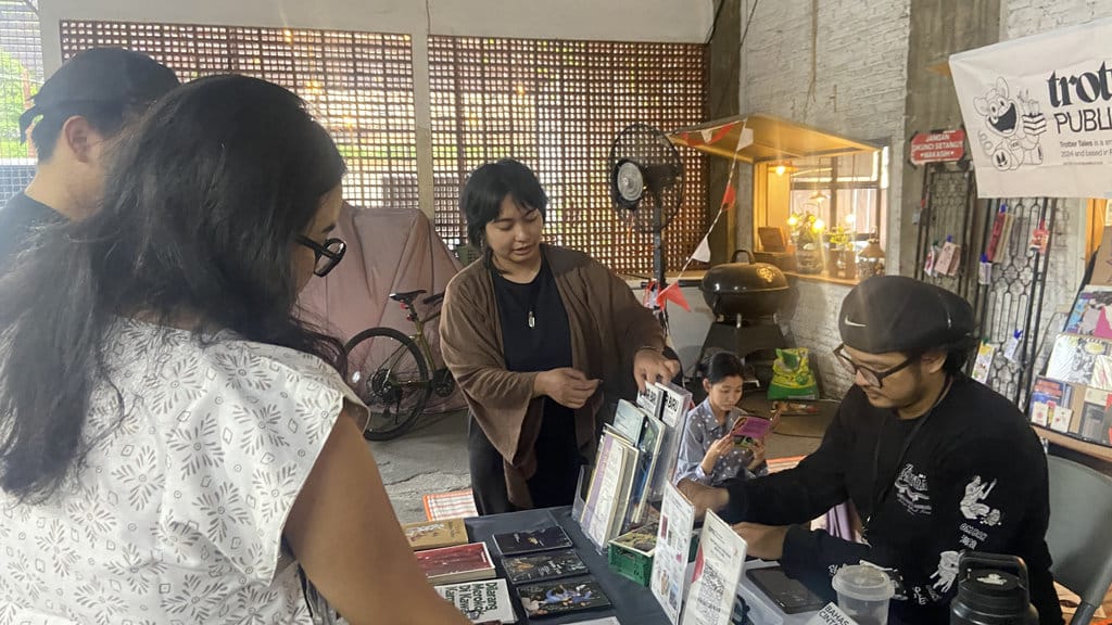 Zacharya Griselda (25) dari Trotter Tales mengenalkan zine kepada pengunjung. (FOTO/Syifa Khairunnisa Zahrah) Raw Zine Library di Cipete