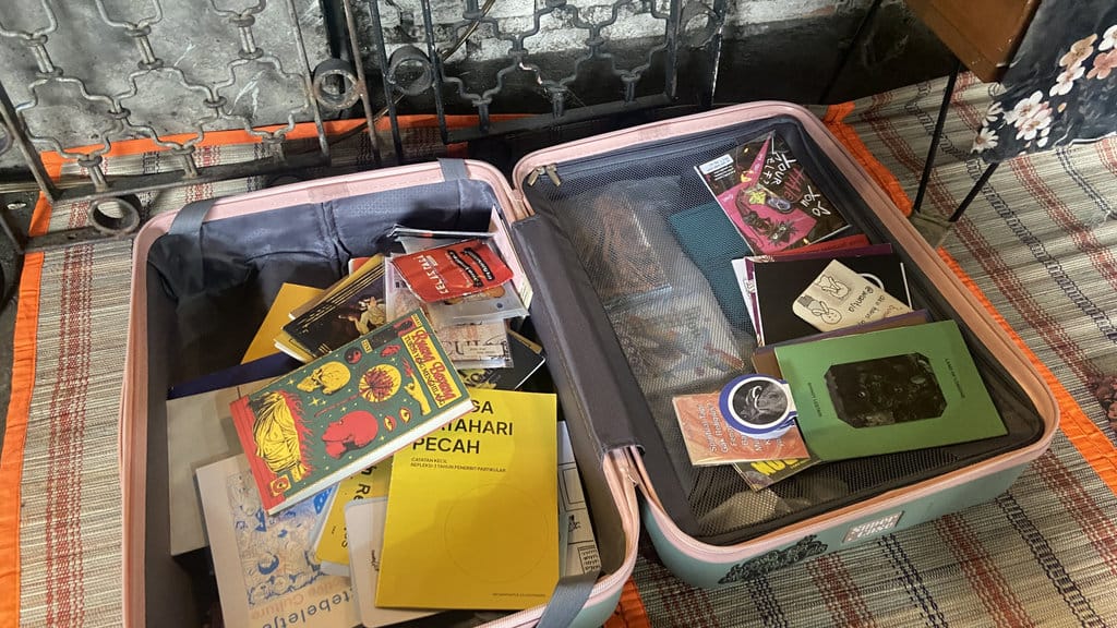 Koleksi zine terbitan Trotter Tales yang tersimpan di sebuah kopor. (FOTO/Syifa Khairunnisa Zahrah) Raw Zine Library di Cipete