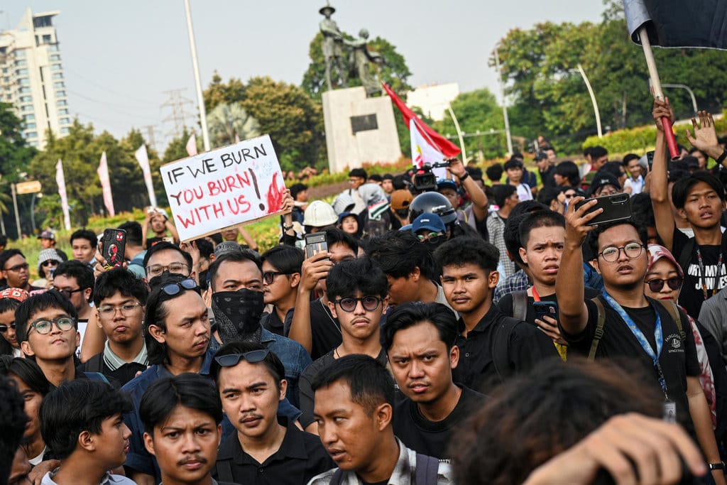 Pengunjuk rasa mengikuti aksi peringatan pemerintahan dua tahun Prabowo-Gibran di Tugu Tani, Jakarta, Selasa (20/10/2026). Dalam aksinya, massa aksi menuntut beberapa hal diantaranya penanganan karhutla dan banjir sebagai bencana nasional serta penindakan tegas terhadap korporasi terkait dan juga penurunan biaya serta pemerataan akses pendidikan dan kesehatan. ANTARA FOTO/Fauzan/wsj. Aksi peringatan dua tahun Prabowo-Gibran di Jakarta