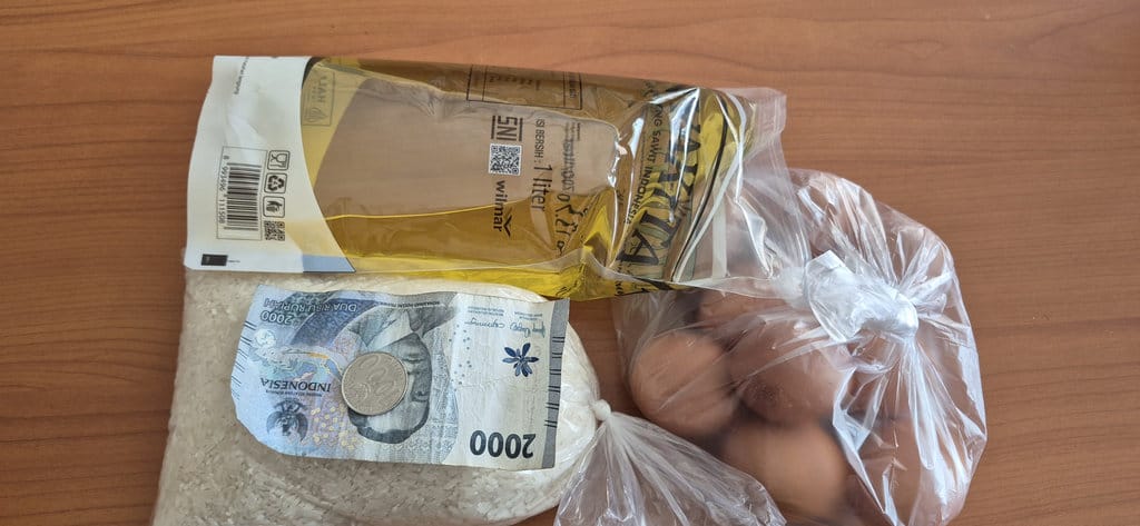 Hasil belanja dengan Rp50.000 di Pasar Minggu. Hanya dapat seliter Minyakita, seliter beras Cianjur dan setengah kilogram telur. tirto.id/Qonita Azzahra belanja kebutuhan pokok