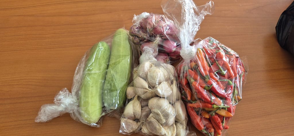 Hasil belanja di Pasar Minggu, hanya dapat seperempat bawang merah, seperempat bawang putih, seperempat cabai rawit, dan dua buah timun. tirto.id/Qonita Azzahra belanja kebutuhan pokok