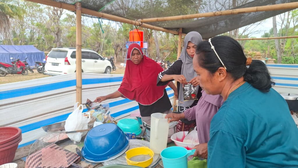 Hamidah bergotong royong bersama ibu-ibu dalam memasak untuk kebutuhan anak-anak mereka dan kelurga. (FOTO/Jay Jasmin) Ibu Hamidah Bertahan di Tenda Darurat