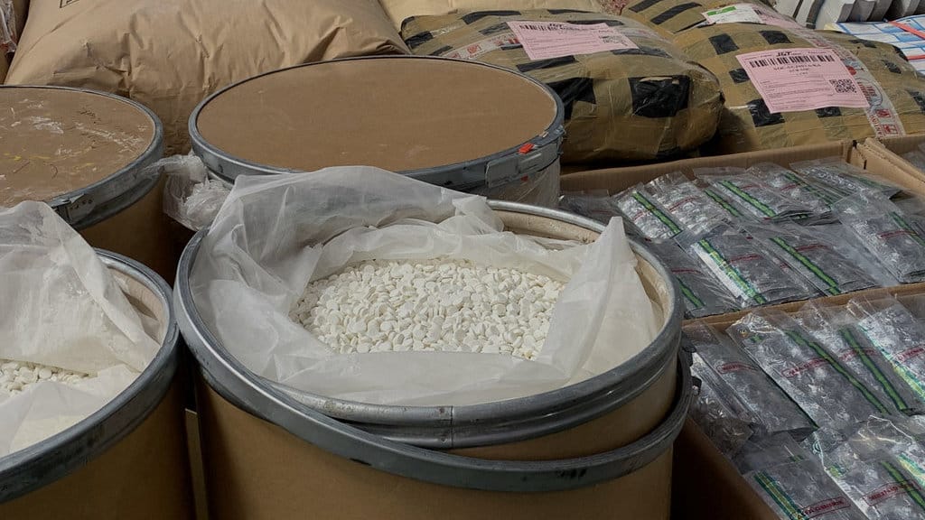 Barang sitaan obat keras produk jadi dalam drum, kemasan siap edar, hingga dalam bentuk paket yang dipamerkan dalam konferensi pers di Mapolda Metro Jaya, Jakarta Selatan, Rabu (21/10/2026). (FOTO/Huda) Konpers Pabrik Obat Keras Ilegal di Sukoharjo