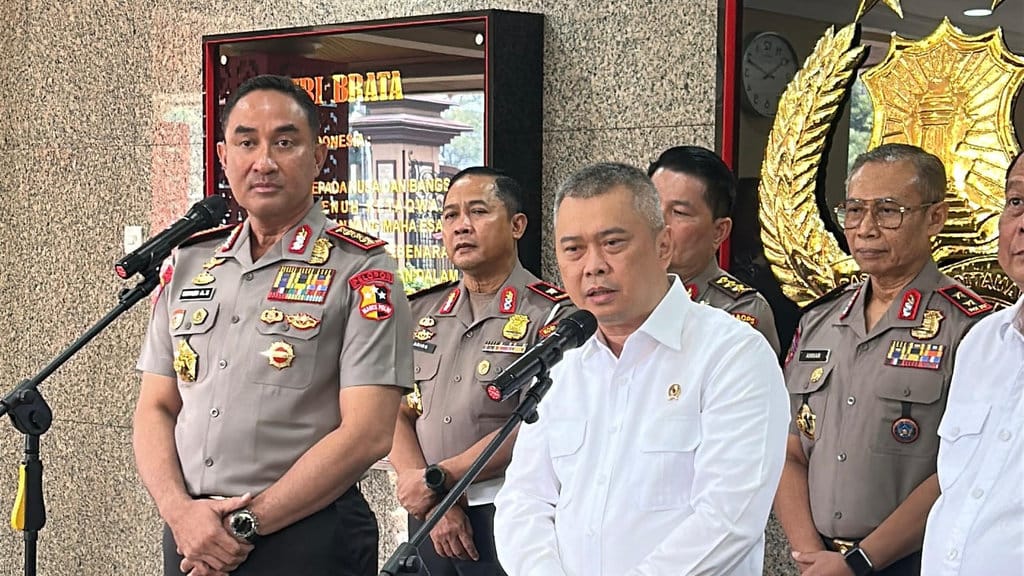 Kapolri, Jenderal Suyudi Ario Seto, dan Menteri Perhubungan RI, Dudy Purwagandhi, saat konferensi pers di Mabes Polri, Rabu (21/10/2026). tirto.id/Hanang Septioyudho Konpers Kebakaran KMP Batumandi