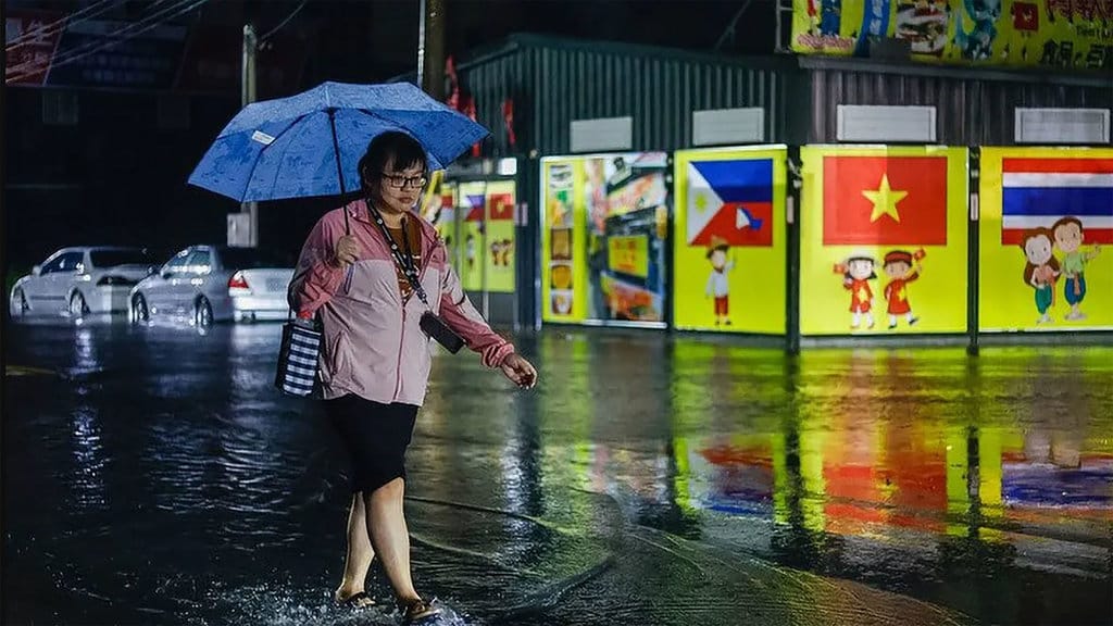 Seorang wanita berjalan di jalan yang sebagian tergenang air akibat hujan deras setelah topan Gaemi di Chiayi, Taiwan Barat Daya pada 26 Juli 2024. Setelah menyebabkan banjir meluas, 6 kematian dan ratusan luka-luka di Taiwan serta membawa kerusakan dahsyat ke Filipina, topan super tersebut telah menghantam Tiongkok. Topan ini telah menyebabkan kerugian besar dan dampak di berbagai tempat di Asia Timur dan Asia Tenggara. Anadolu Agency/pri. ilustrasi Topan Super Champi