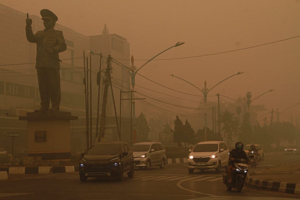 Pengendara melintas di Jalan Tjilik Riwut yang diselimuti asap kebakaran hutan dan lahan (karhutla) di Palangka Raya, Kalimantan Tengah, Sabtu (24/10/2026). Badan Meteorologi Klimatologi dan Geofisika (BMKG) Stasiun Meteorologi kelas 1 Tjilik Riwut Palangka Raya menyebutkan dampak karhutla di Kalimantan Tengah termasuk Palangka Raya tertutup asap tebal yang dipenuhi partikel dan polutan pada lapisan atmosfer sehingga langit tampak berwarna kuning dan pada Sabtu (24/10) pukul 11.00 WIB jarak pandang 100 meter. ANTARA FOTO/Auliya Rahman/nym. Kabut asap pekat dampak karhutla di Palangka Raya