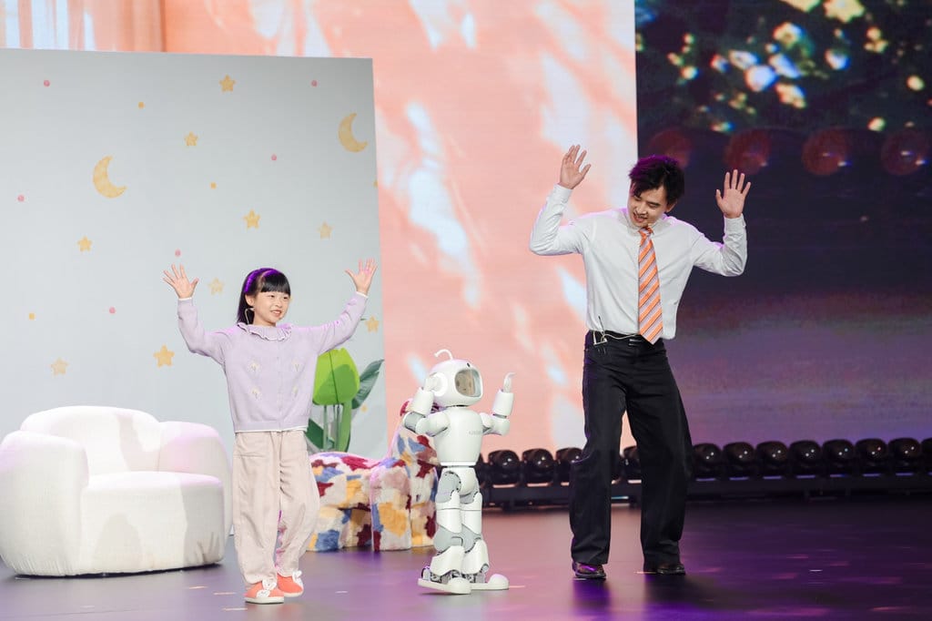 AiMOGA Robotics memperkenalkan Mobo, robot humanoid pendamping keluarga pertamanya untuk konsumen, dalam acara AiMOGA Robotics Global Launch 2026 di Wuhu, Provinsi Anhui, Tiongkok pada Kamis (22/10/2026). FOTO/Dok. AiMOGA. Header Rilis AiMOGA Robotics