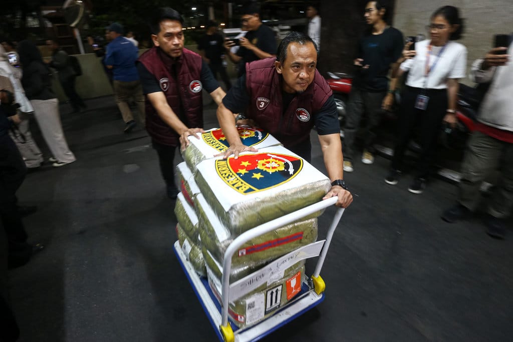 Petugas membawa barang bukti kasus dugaan penyelundupan ketamin hidroklorida (HCl) saat tersangka tiba di Bareskrim Polri, Jakarta, Senin (26/10/2026). Direktorat Tindak Pidana Narkoba Bareskrim Polri menetapkan seorang warga negara Taiwan berinisial YCY sebagai tersangka kasus dugaan penyelundupan 1,16 ton ketamin HCl yang diangkut menggunakan Kapal MT Global 168 di perairan Tanjung Balai Asahan, Sumatera Utara, sementara tujuh warga negara Indonesia yang turut diamankan dalam penangkapan tersebut telah dilepaskan. ANTARA FOTO/Angga Budhiyanto/kye Barang bukti dugaan penyelundupan 1,16 ton ketamin