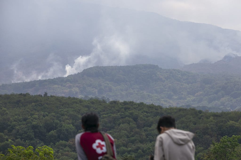 Warga melihat kepulan asap dari lokasi kebakaran hutan di kawasan Gunung Ciremai, Kuningan, Jawa Barat, Jumat (23/10/2026). ANTARA FOTO/Dedi Suwidiantoro/kye Kebakaran hutan Gunung Ciremai