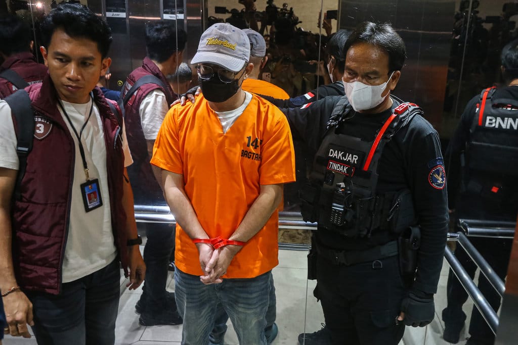 Petugas menggiring tersangka kasus dugaan penyelundupan ketamin hidroklorida (HCl) setibanya di Bareskrim Polri, Jakarta, Senin (26/10/2026). Direktorat Tindak Pidana Narkoba Bareskrim Polri menetapkan seorang warga negara Taiwan berinisial YCY sebagai tersangka kasus dugaan penyelundupan 1,16 ton ketamin HCl yang diangkut menggunakan Kapal MT Global 168 di perairan Tanjung Balai Asahan, Sumatera Utara, sementara tujuh warga negara Indonesia yang turut diamankan dalam penangkapan tersebut telah dilepaskan. ANTARA FOTO/Angga Budhiyanto/kye Tersangka kasus dugaan penyelundupan 1,16 ton ketamin