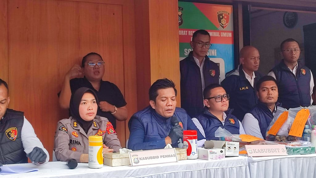 Ditreskrimum Polda Bali saat menunjukkan barang bukti hasil pengungkapan kasus penggelapan kendaraan rental di Bali, Senin (26/10/2026). (tirto.id/Ahmad Firizqi Irwan) Konpers Kasus Penggelapan Kendaraan Rental