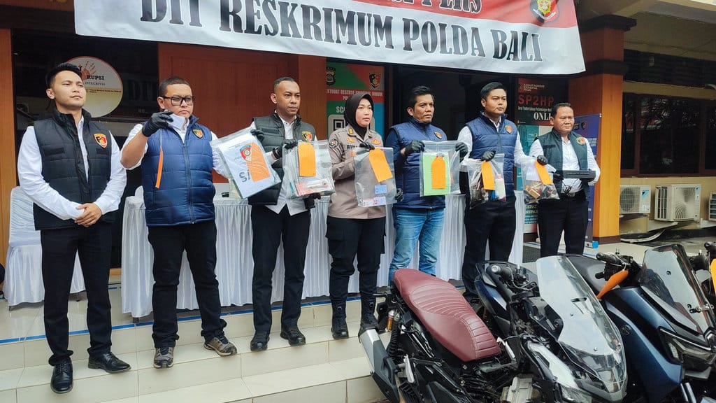 Ditreskrimum Polda Bali saat menunjukkan barang bukti hasil pengungkapan kasus penggelapan kendaraan rental di Bali, Senin (26/10/2026). (tirto.id/Ahmad Firizqi Irwan) Konpers Kasus Penggelapan Kendaraan Rental