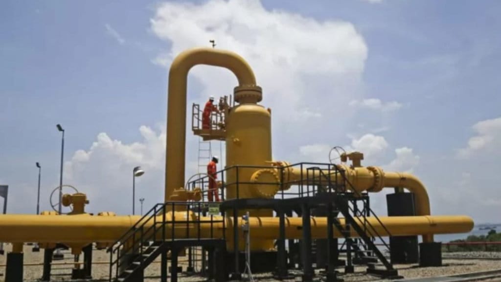 Karyawan PT Transgasindo anak perusahaan PT Perusahaan Gas Negara Tbk (PGN) melakukan pengecekan rutin instalasi stasiun matering di Pulau Pemping, Batam, Kepri. Stasiun matering Pulau Pemping merupakan pintu utama ekspor gas ke Singapura yang berasal dari gas produsen di Grissik, Sumatera Selatan. ANTARA FOTO/M N Kanwa/aww. PGN Batam
