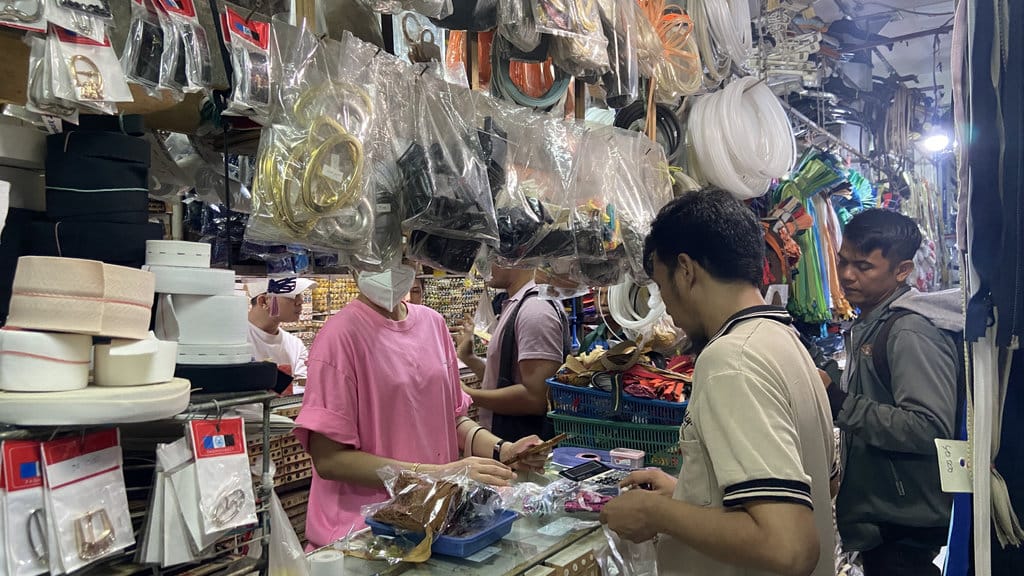 Pembeli memberikan nampannya untuk dihitung keseluruhannya dan melakukan pembayaran di kasir. (FOTO/Syifa Khairunnisa Zahrah) Toko Maju Manik-Manik Mayestik