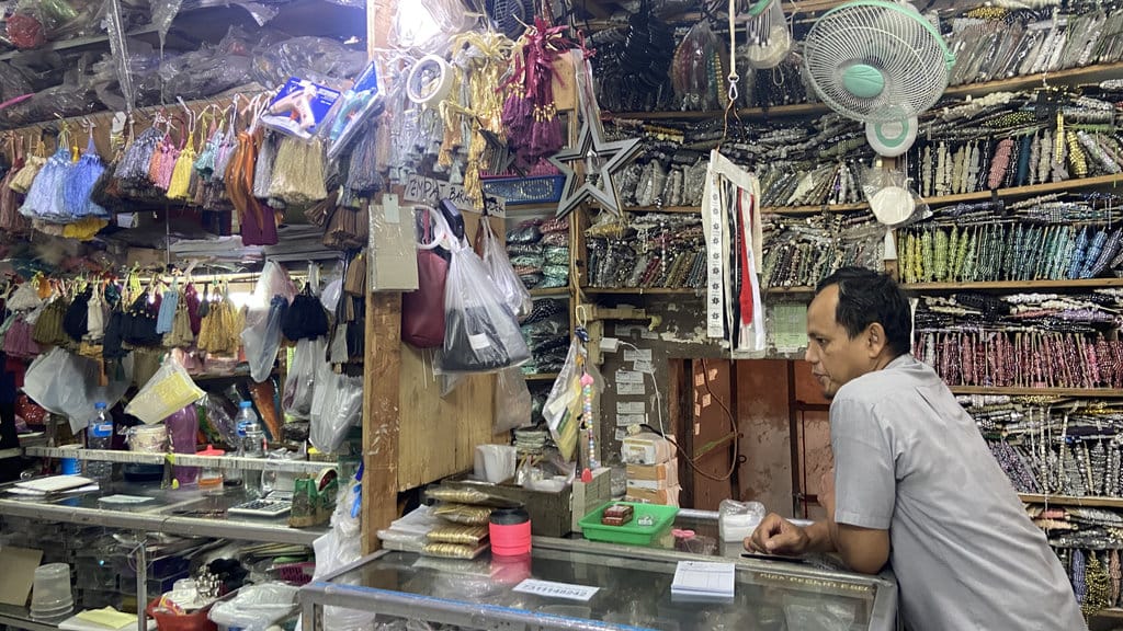 Budi salah satu pegawai Toko Maju yang sudah bekerja selama 20 tahun. (FOTO/Syifa Khairunnisa Zahrah) Toko Maju Manik-Manik Mayestik