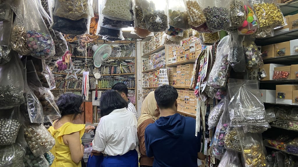 Para pembeli yang sedang memilih manik-manik dan aksesori di Toko Maju. (FOTO/Syifa Khairunnisa Zahrah) Toko Maju Manik-Manik Mayestik