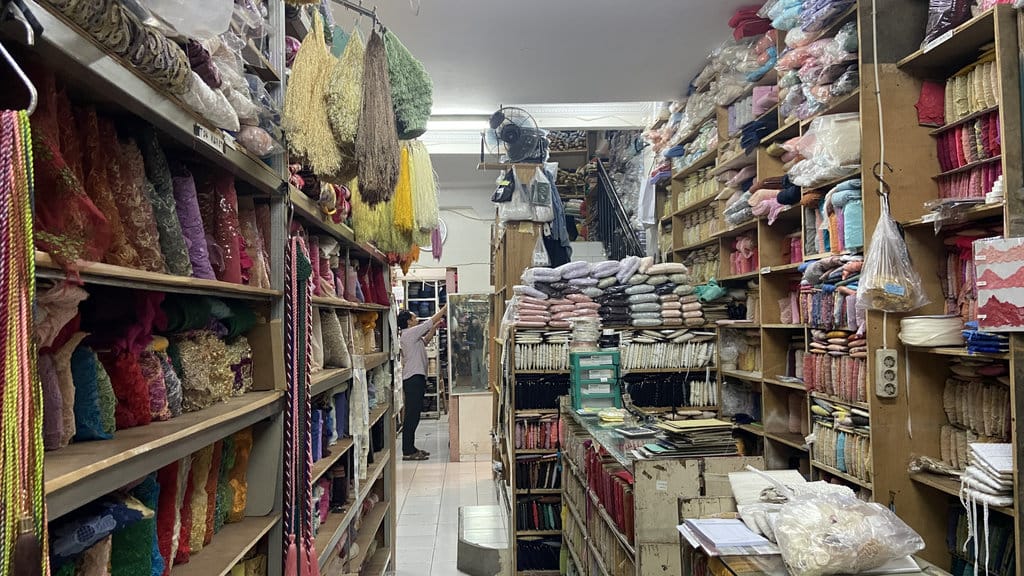 Rak-rak yang dipenuhi oleh renda dan kain di Toko Maju. (FOTO/Syifa Khairunnisa Zahrah) Toko Maju Manik-Manik Mayestik