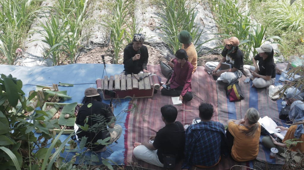 Merokat Kenangan: Nyonteng Gumok, sebuah program yang mengajak warga menelusuri tradisi lokal sekaligus menautkannya dengan kepedulian lingkungan. (FOTO/Dok. Kalisat) Kegiatan Nyonteng Gumok