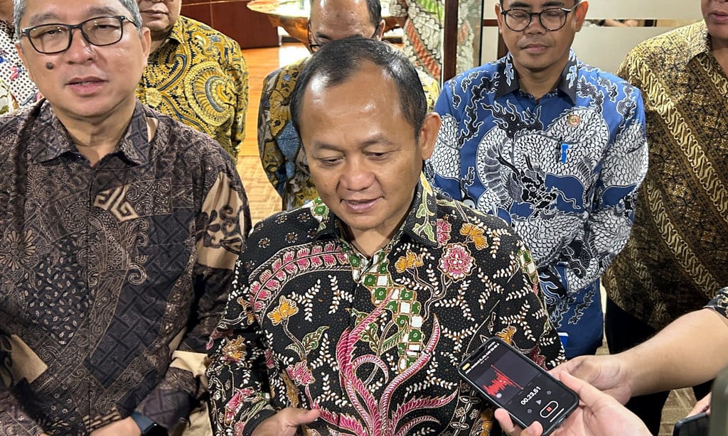 Menteri Perindustrian M Sarmuji bersama Presiden Direktur PT Toyota Motor Manufacturing Indonesia (TMMIN) Nandi Julyanto di kantor Kemenperin, Jakarta Selatan, Selasa (27/10/2026). tirto.id/Muhammad Naufal Menteri Perindustrian M Sarmuji