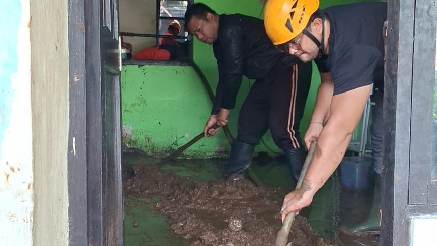 petugas gabungan saat membersihkan rumah yang tertimpa tanah longsor di Kabupaten Tabanan, Rabu (28/10/2026).(FOTO/dok. BPBD Kabupaten Tabanan dan Polres Tabanan) Longsor di Tabanan