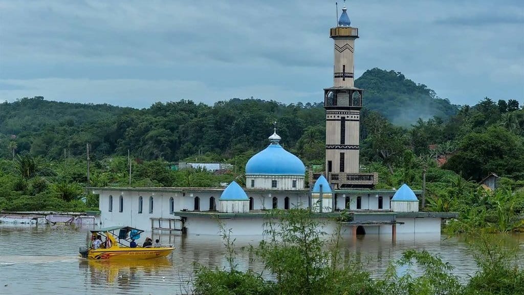 Warga menaiki perahu melintasi kampung yang terendam air di Kampung Somang, Lebak banten, Jumat (6/12/2024). ANTARAFOTOPutra M Akbar/foc. Kampung Somang