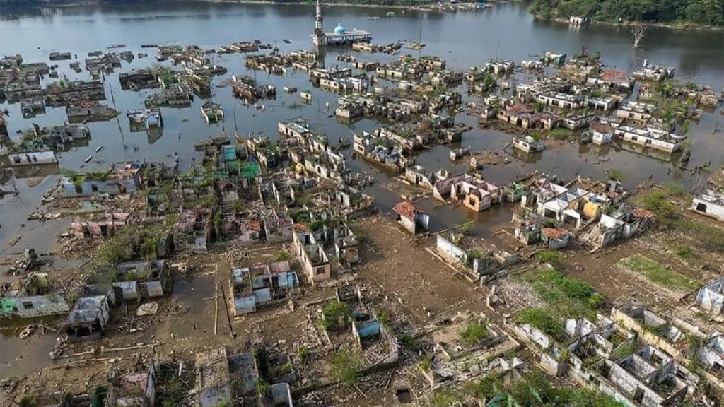 Warga menaiki perahu melintasi kampung yang terendam air di Kampung Somang, Lebak banten, Jumat (6/12/2024). ANTARAFOTOPutra M Akbar/foc. Kampung Somang 2026