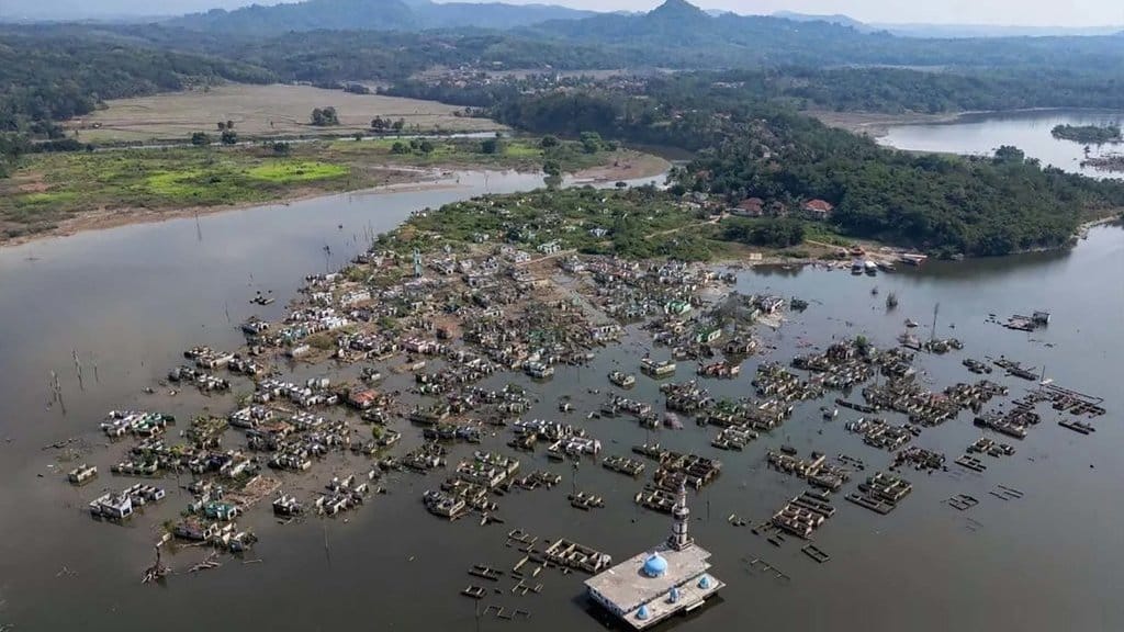 Warga menaiki perahu melintasi kampung yang terendam air di Kampung Somang, Lebak banten, Jumat (6/12/2024). ANTARAFOTOPutra M Akbar/foc. Kampung Somang 2026
