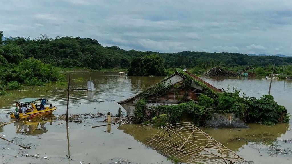 Warga menaiki perahu melintasi kampung yang terendam air di Kampung Somang, Lebak banten, Jumat (6/12/2024). ANTARAFOTOPutra M Akbar/foc. Kampung Somang