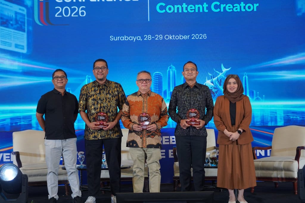 (dari kiri ke kanan) Bendahara Umum AMSI, Gaib Maruto Sigit; Ketua Umum P3I, Adi S. Noegroho; Corporate Communication Director Danone Indonesia, Arif Mujahidin; Corporate Secretary PT Pertamina Persero, Arya Dwi Paramita dan moderator Restu Indah, melakukan foto bersama setelah sesi diskusi panel 6 dalam penyelenggaraan Indonesia Digital Media Conference (IDMC) 2026, yang berlangsung di Hotel Shangri-La Surabaya, Jawa Timur, Kamis (29/10/2026). FOTO/Dok. AMSI IDMC 2026