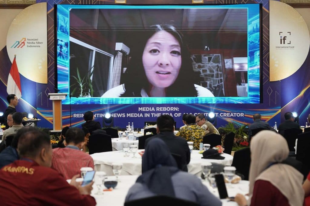Director of AI, Emerging Technology & Regulation IFPIM, Irene Jay Liu, saat berbicara via video conference dalam peluncuran laporan The Protocol Gap: Indonesia di IDMC 2026 Surabaya, Rabu (28/10/2026). Foto/Doc. AMSI. Irene Jay Liu