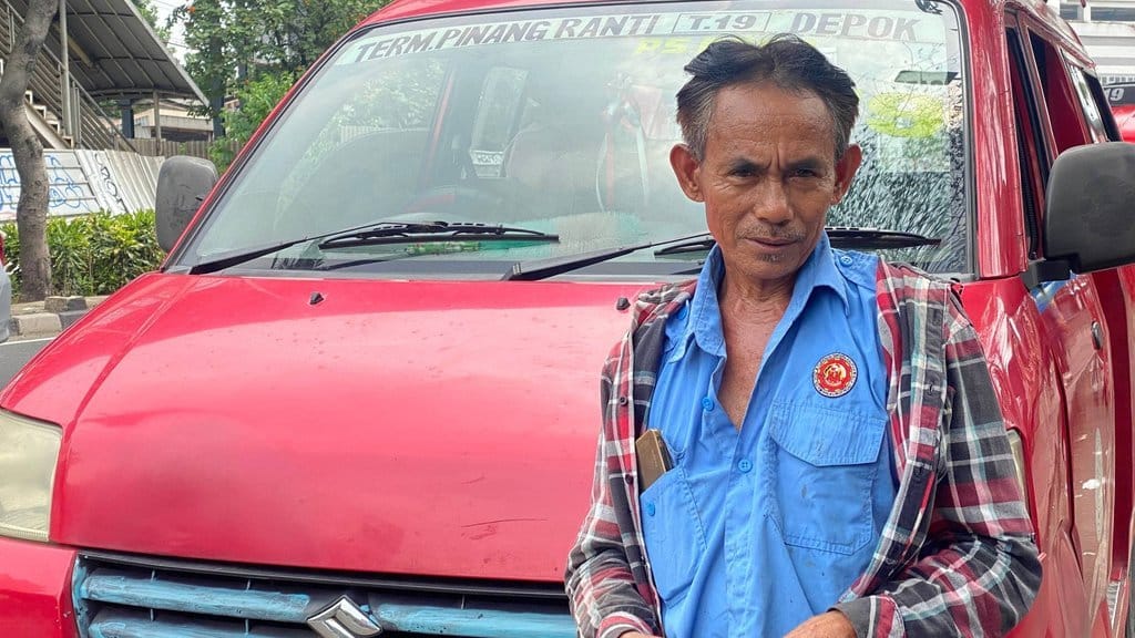 Suryadi, salah satu sopir angkot yang mengangkut BEM UI menuju Bundaran HI, Jakarta Pusat. Tirto.id/Muhammad Rayfahd Haykal Angkot pengantar BEM UI ke Bundaran HI