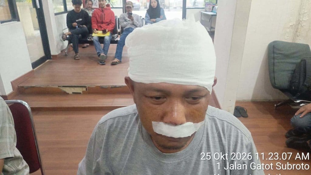 Pengemudi taksi online berinisial IA, korban pencurian dengan kekerasan (curas) oleh penumpangnya di kawasan Kampung Sangereng, Kelurahan Panunggangan Barat, Kecamatan Cibodas, Kota Tangerang, Banten, Minggu (25/10/2026). Istimewa Pengemudi Taksi Online