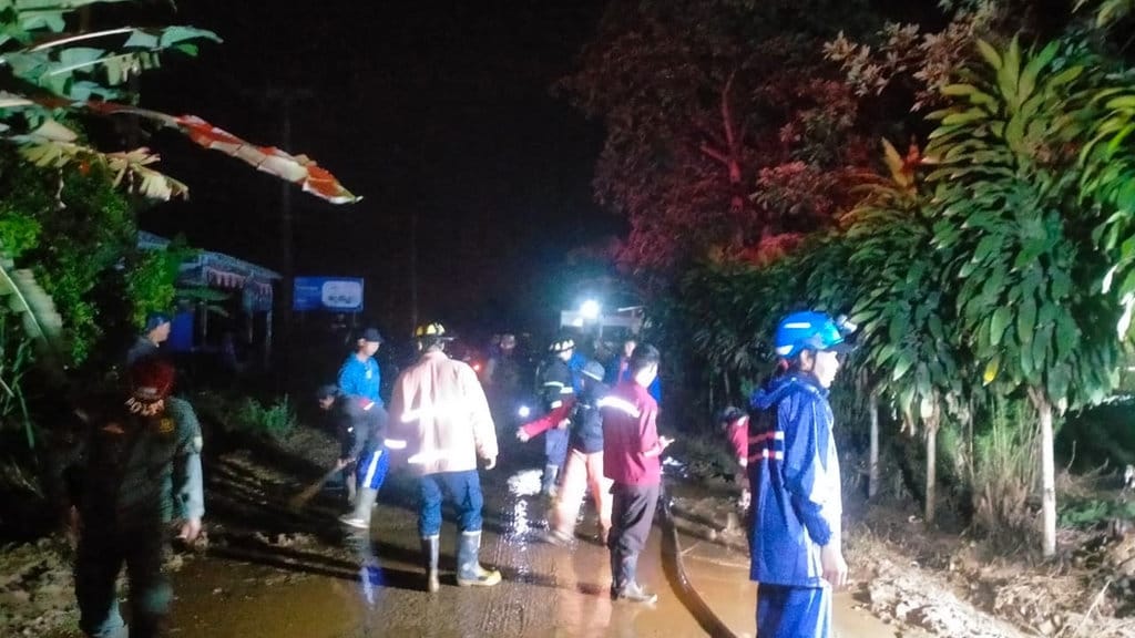 Banjir Bandang Terjang Kp. Palasari Ciater Subang, Jumat (30/10/2026) malam. FOTO/Subang Info_ Banjir Bandang di Subang