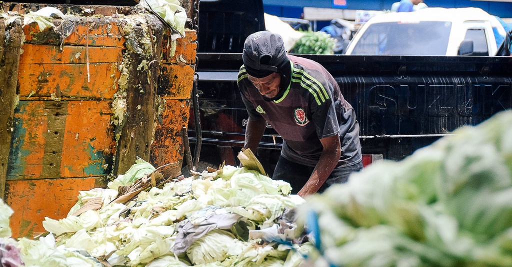 Mengais Sayur Yang Terbuang Di Pasar Kramat Jati Foto Tirto Id