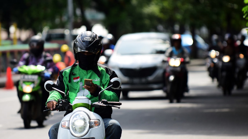 Gemar Mengoperasikan Ponsel Saat Berkendara Foto Tirto ID