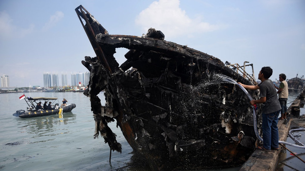 Pemadaman Kebakaran Kapal Di Muara Baru