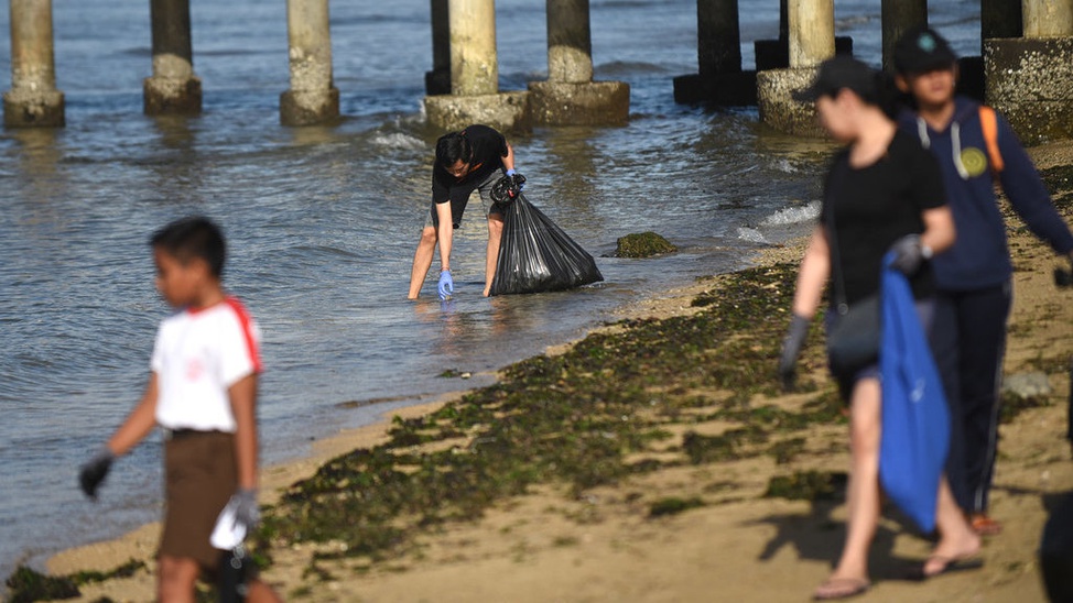 Aksi Bersih Bersih Pantai Mertasari