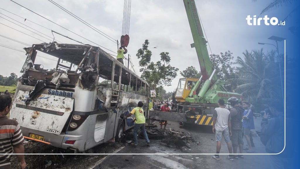 Bus Damri Jatinangor Terbakar Karena Korslet Di Panel Mesin Kemudi