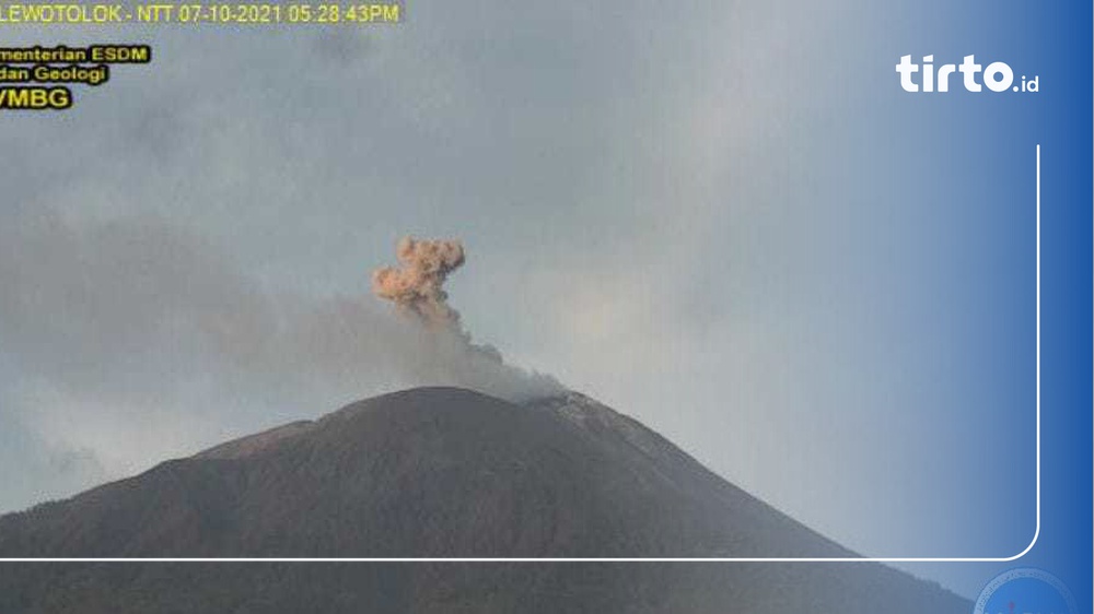 Gunung Ili Lewotolok Di Lembata Ntt Erupsi Tinggi Kolom Abu Km