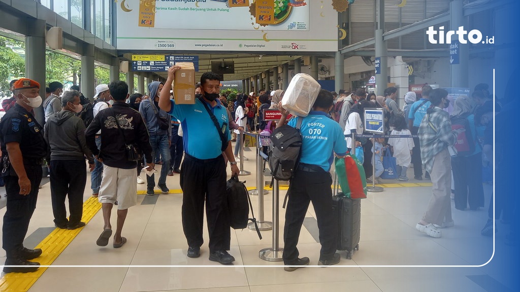 Cerita Porter Stasiun Pasar Senen Bantu Pemudik Yang Kerepotan