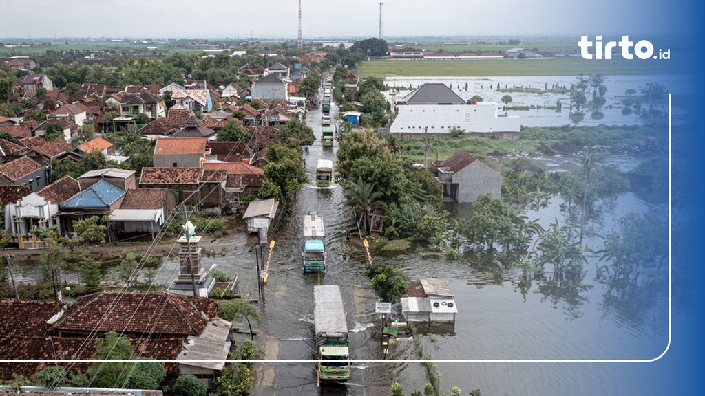 Masih Tergenang Jalur Pantura Demak Kudus Belum Bisa Dilewati