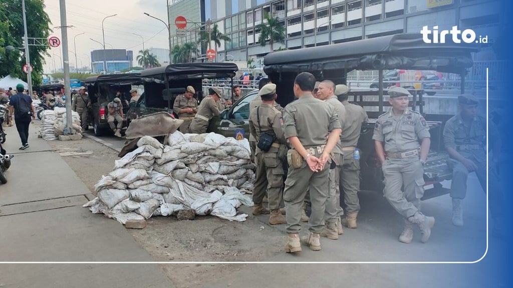 Larang PKL Jualan Satpol PP Berjaga Di Pasar Senen Sampai Malam