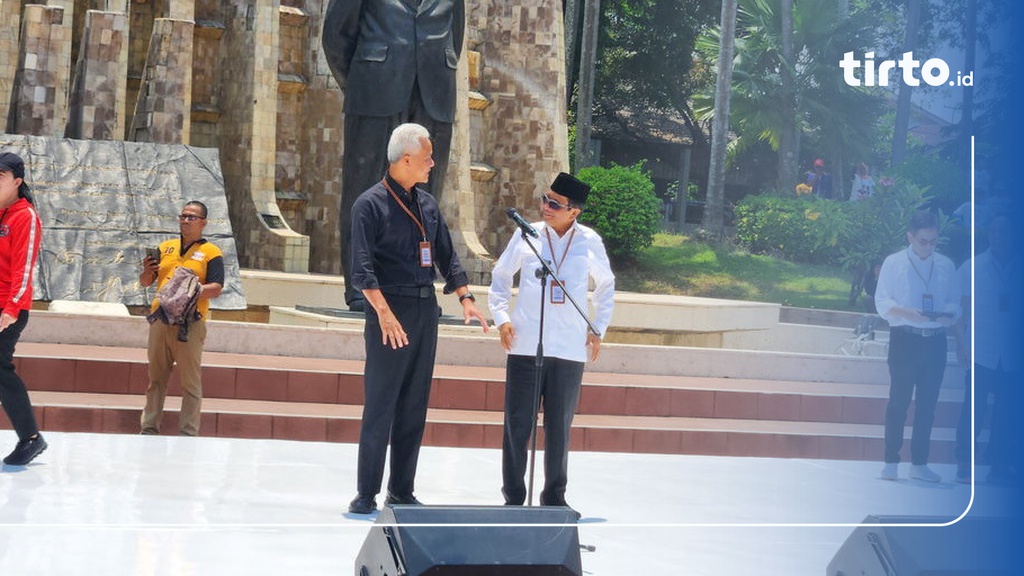 Mahfud Kenakan Kemeja Putih Yang Disiapkan Untuk Pilpres